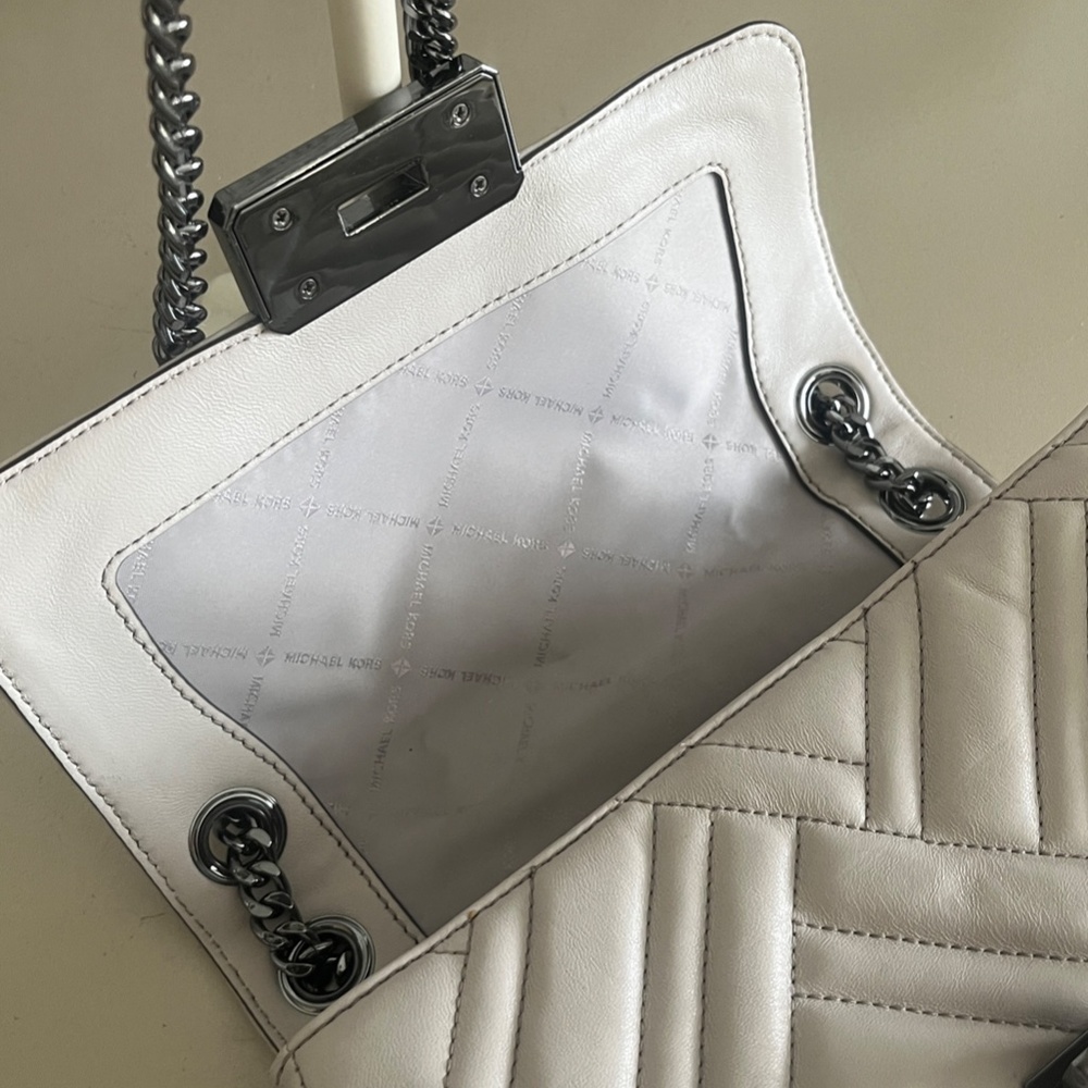 Michael Kors Model: Peyton Quilted Cement Color Crossbody with Gunmetal Chain - Picture 8 of 15